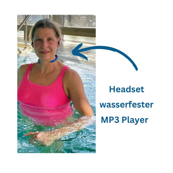 Das Bild zeigt Birgit Schmid in pinkfarbenem Badeanzug und wasserfestem Headset im brusttiefen Wasser. 